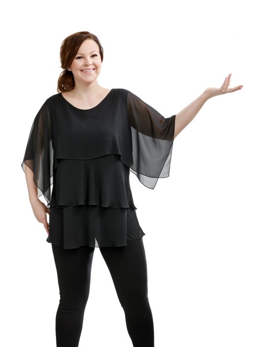 Mallilla yläosana musta sifonkinen tunika, jossa kerroksia.