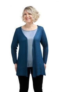 Sininen neuletakki alla sininen paita