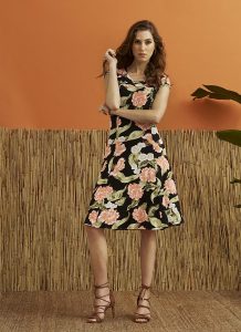 Kukkakuviollinen trikoomekko.