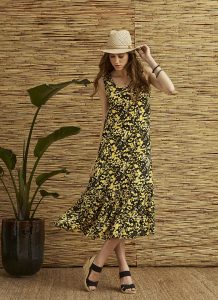 Mallilla hihaton keltakukkainen kesämekko.